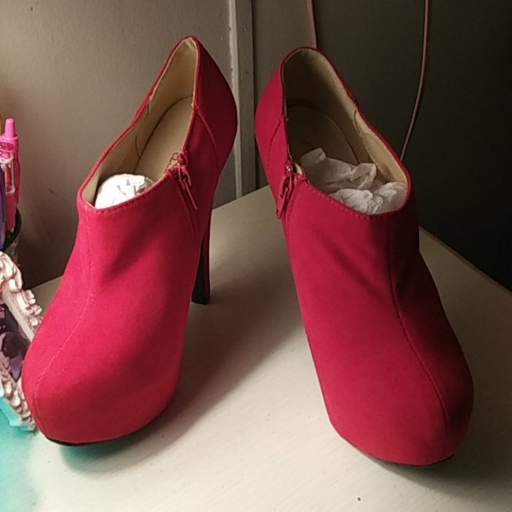 Red velvet heels 7.5